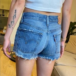 LEVI’s 501 shorts. True blue wash. Classic. Size 24